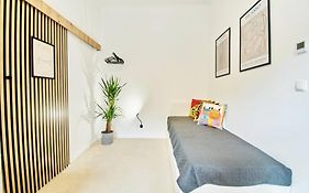 Posh Studio Apartment - Stylish & Urban